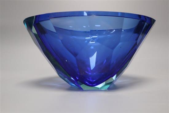 A Murano Sommerso green-blue facetted glass bowl, manner Flavio Poli, 19cm
